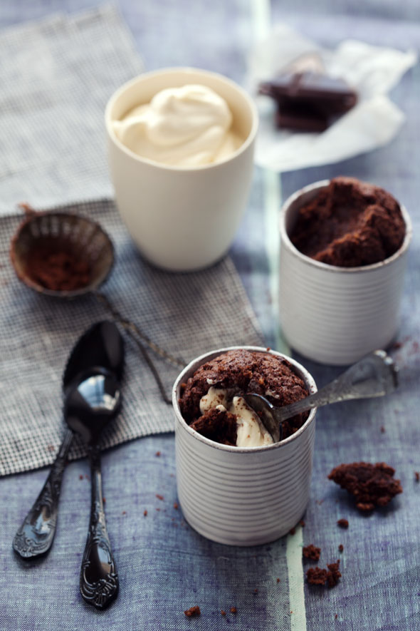 chocolate cakes in tin cans