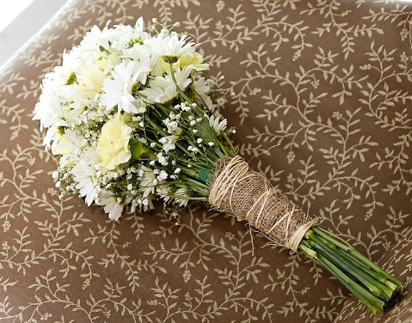 rustic daisy bridesmaid bouquet