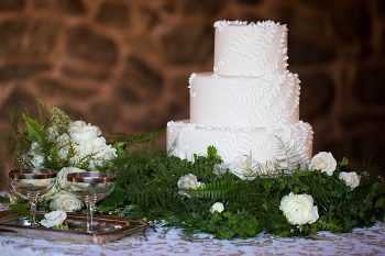 Woodland winter inspiration | Photography by Sarah Roshan | Cake by The Makery Cake Co | See more at https://mountainsidebride.com/2014/02/elegant-winter…nd-inspiration/