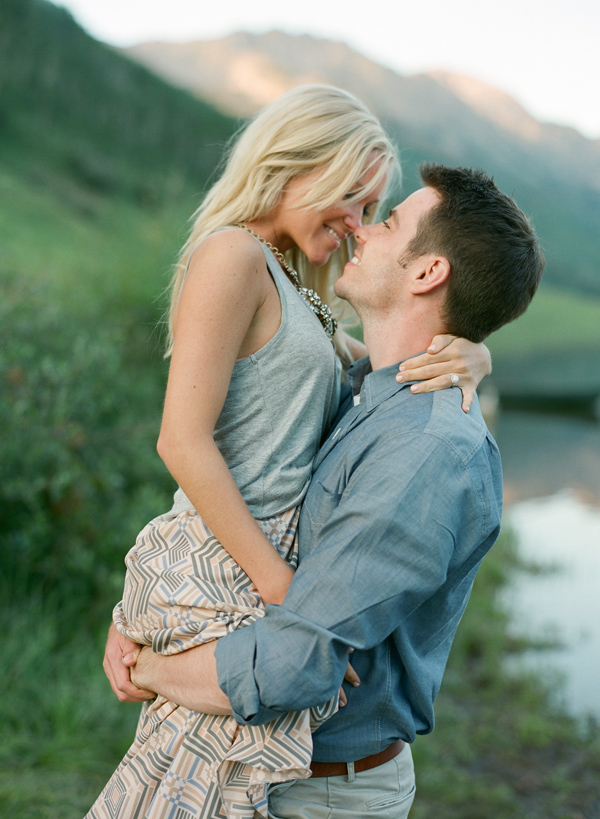 21-Laura-Murray-Mountains-and-Canoes-engagement-Vail