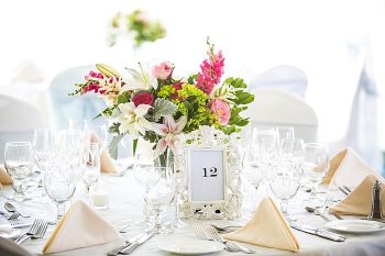 elegant tablescape | Photography by Anne Skidmore via @mtnsidebride