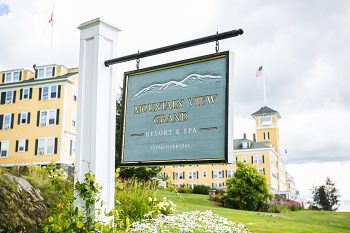 Mountain Grandview Resort Sign | Photography by Anne Skidmore via @mtnsidebride