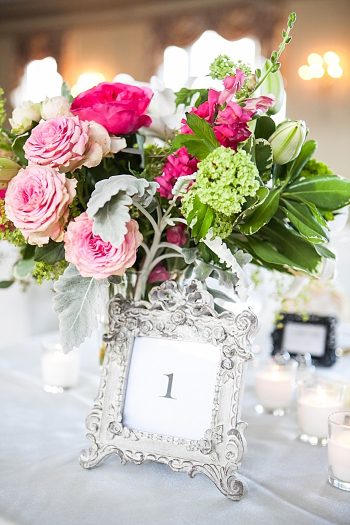 elegant pink and white floral centerpiece | Photography by Anne Skidmore via @mtnsidebride