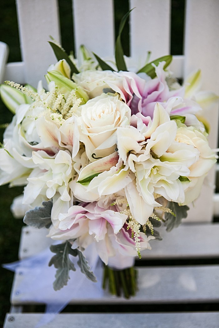 Pretty white and pink wedding bouquet | Photography by Anne Skidmore via @mtnsidebride