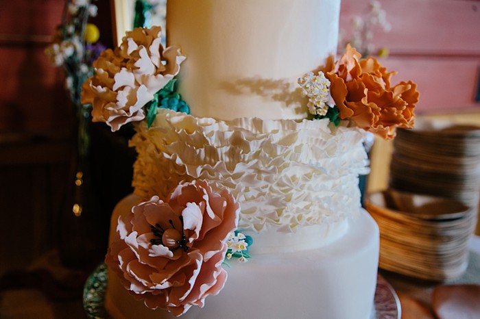 romantic rustic wedding cake | Photography by Fox Owl Studio