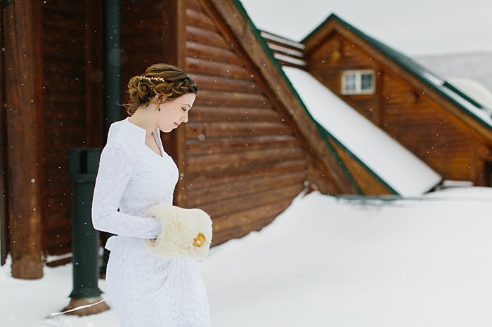 Bride with fur hand warmers | Frozen Winter Utah Mountain Wedding | Meg Ruth Photo