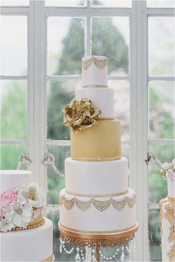 Gold and White Wedding Cake | via The Bride Link | Photo by Jo Photo