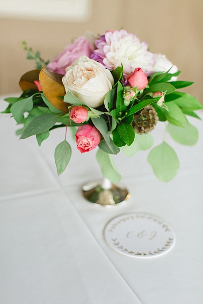pink and white floral ideas | Estes Park Blush Pink Wedding | Photography by Connie Whitlock