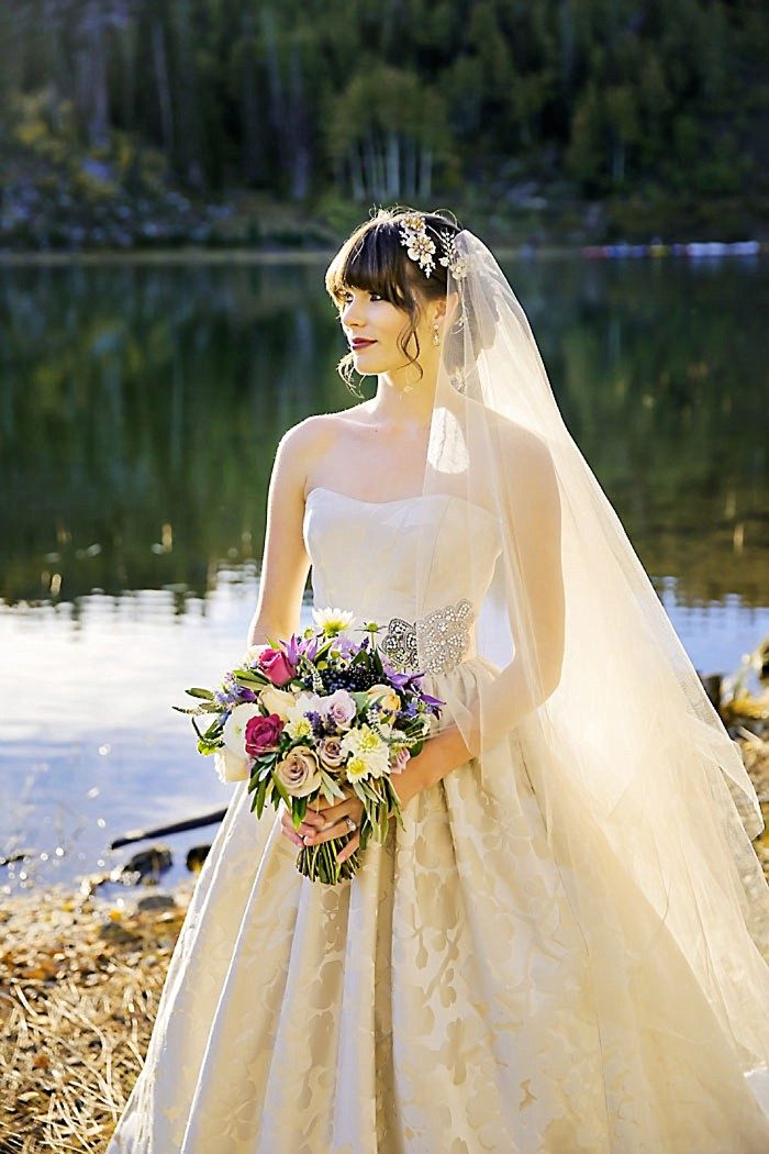 Bride Fall Wedding | Aspen Gold Utah Wedding Inspiration | Pepper Nix Photography | Via MountainsideBride.com