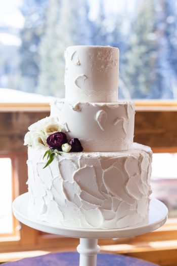 Winter Wedding Cake by Sugar Breck | Breckenridge Nordic Wedding Inspiration Bergreen Photography | Via MountainsideBride.com