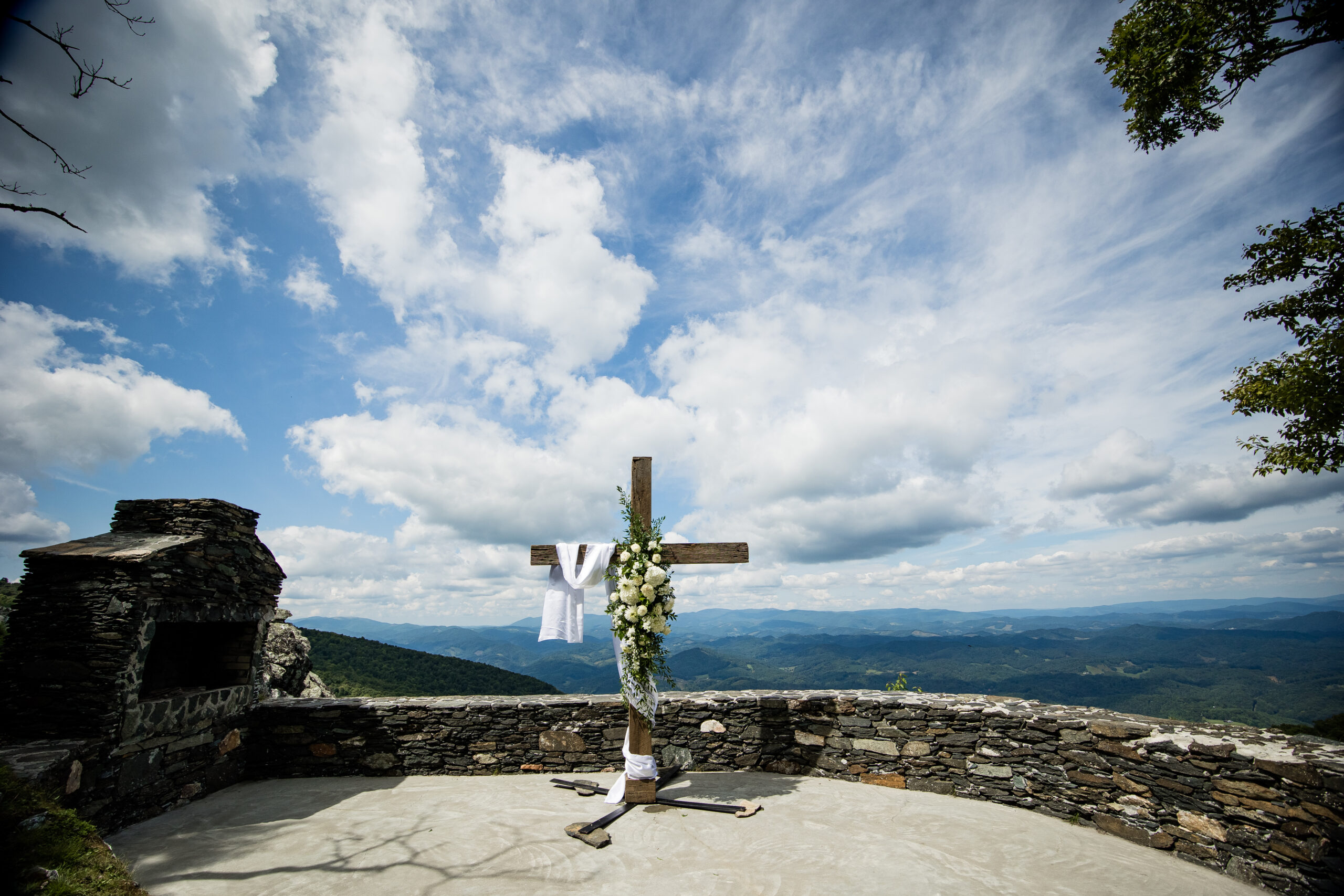 British Architecture Inspired Blue Ridge Mountain Wedding | Mountainside Bride